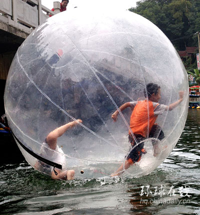 健身球水上练“轻功”(图)