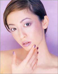 彩色隐形眼镜妆容搭配法(图)