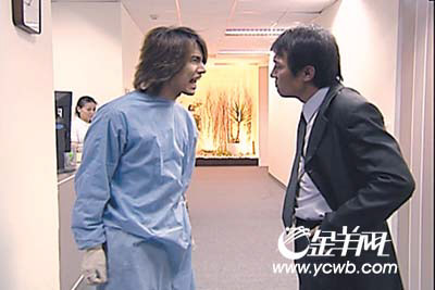 《白色巨塔》放映会 言承旭跳下车谢影迷