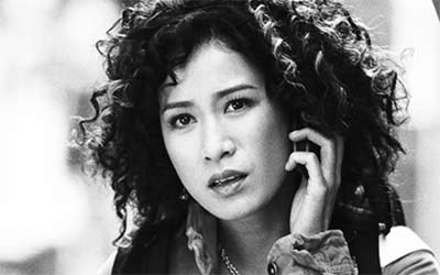 佘诗曼分饰四角挑战爆炸头