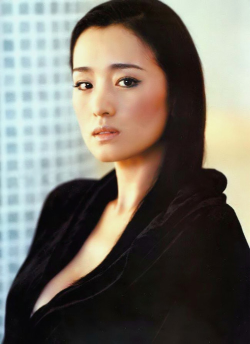 巩俐低胸爆乳写真(组图)