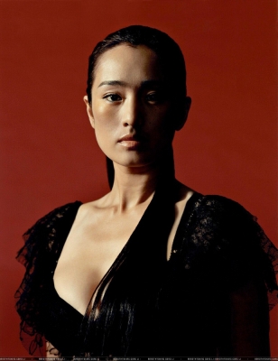 巩俐低胸爆乳写真(组图)