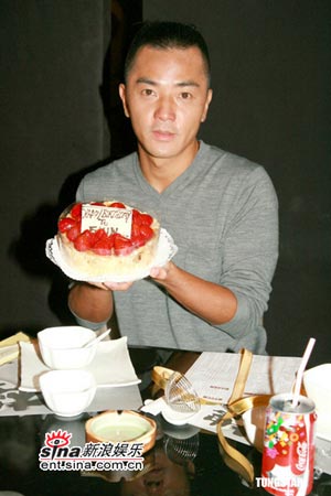 郑伊健过生日 女友蒙嘉慧高调到贺（图）