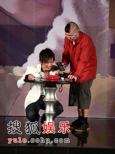 张杰北京遭恶搞 美女戚薇送完靓汤送香吻