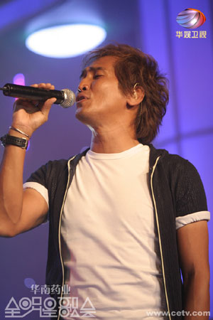 齐秦亮相“全明星歌会”