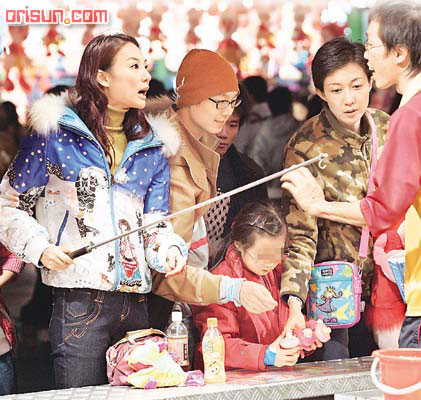吴绮莉\"小龙女\"亮相 吴卓林鼻大像祖名(图)