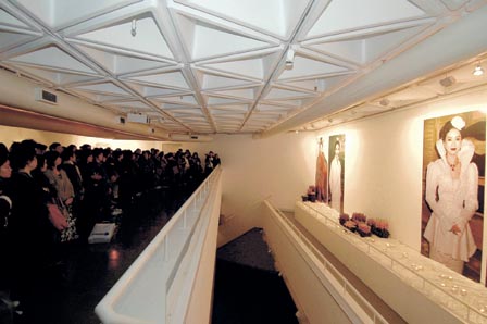 梅艳芳离世3年星光永留 歌迷:希望她过得丰盛