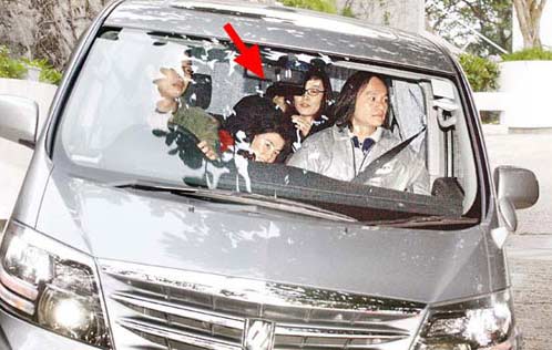 谢霆锋夫妇深圳走穴柏芝黑色大衣难掩身孕