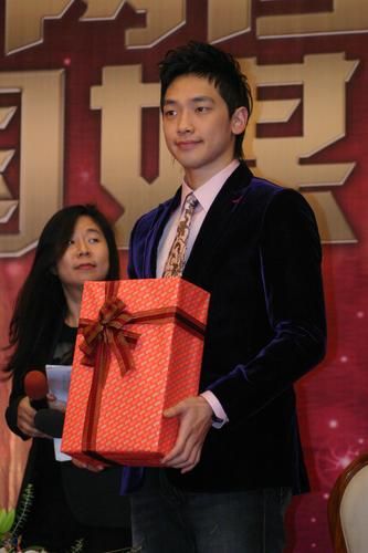 Rain宋慧乔长沙亮相 配百名保镖住豪华别墅(图