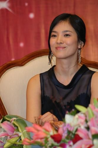 Rain宋慧乔长沙亮相 配百名保镖住豪华别墅(图