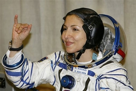 首位太空女游客飞赴空间站 伊朗国旗临阵“下岗”