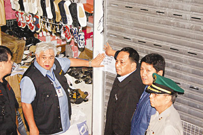 菲警大搜马尼拉市华人商场查封走私货物