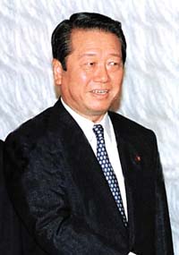 小泽一郎批评小泉参拜 要求分祭甲级战犯