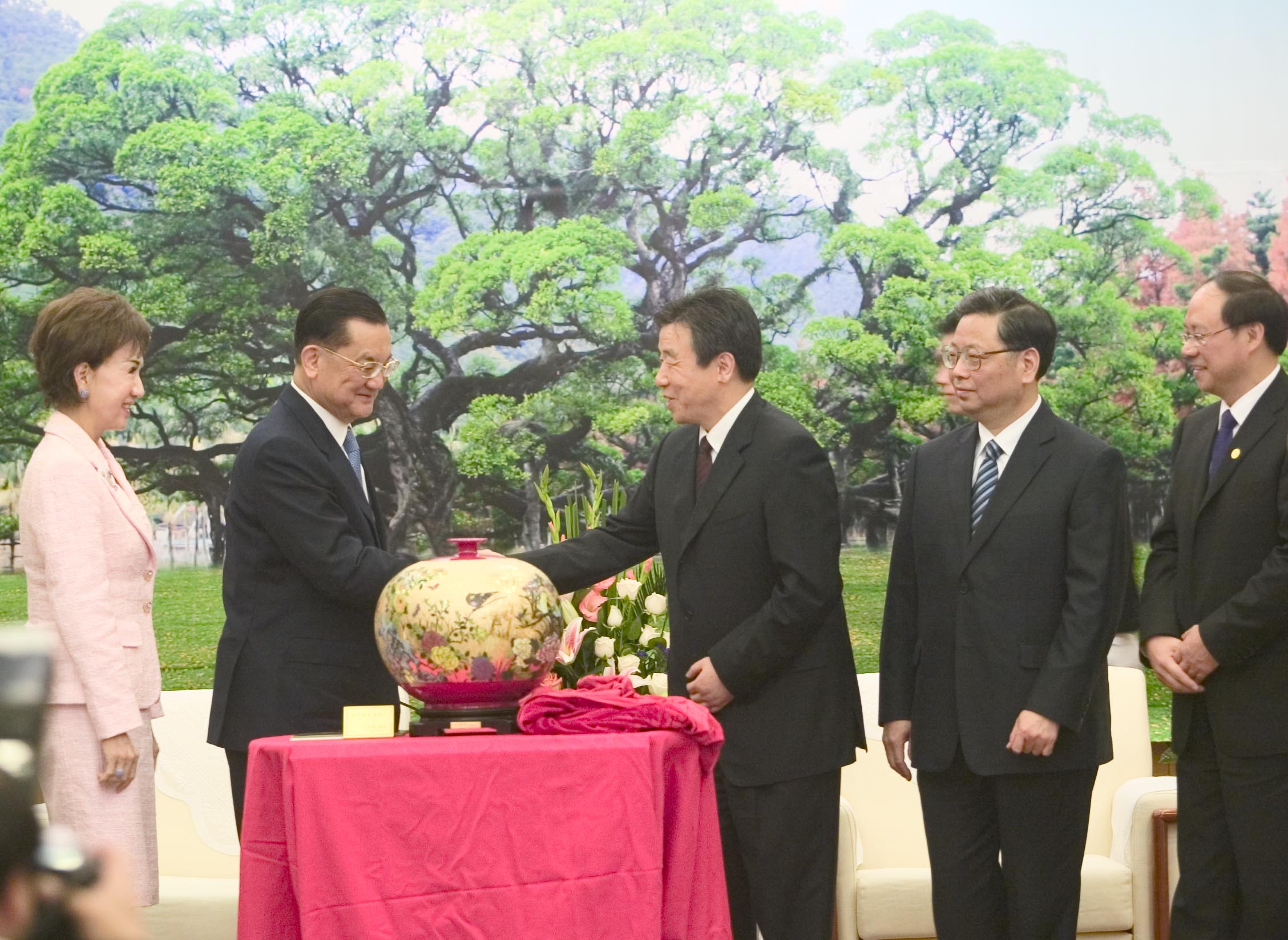 连战强调促进闽台经贸关系等合作