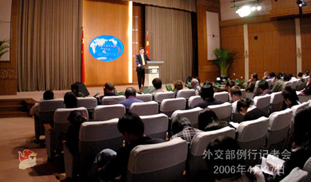 4月27日外交部发言人秦刚答记者问