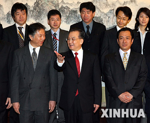 温家宝总理接受日媒体联合采访