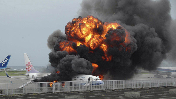中国台湾客机在日爆炸起火02引擎燃料泄漏所致