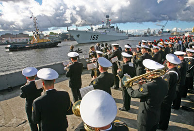 中国海军舰艇编队首次访问俄罗斯圣彼得堡