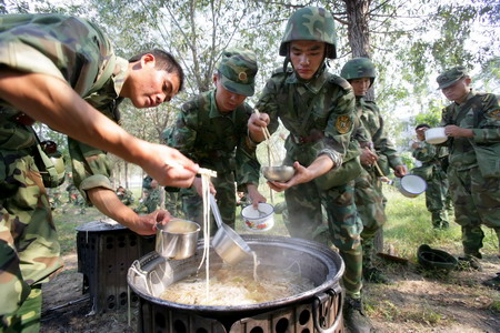 9月23日济南军区某摩托化步兵师齐装满员向确山合同战术训练基地机动