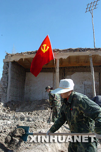 2005年3月10日，新疆乌什县卫生系统的党员突击队来到灾区，为地震中失去房屋的村民修建新房。 新华社发 