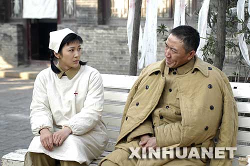 这是军事题材电视连续剧《亮剑》剧照。     近年来，广大文艺工作者始终坚持“二为”方向和“双百”方针，实施精品工程，成果显著。繁荣兴旺的文艺创作，层出不穷的精品佳作，极大丰富和满足了广大人民群众的精神需要，有力地推动了社会的和谐与进步。     新华社发 