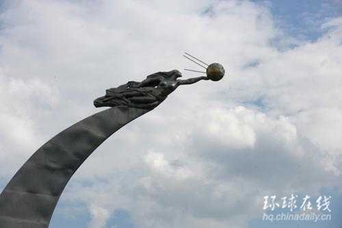 西昌市区的嫦娥奔月雕像