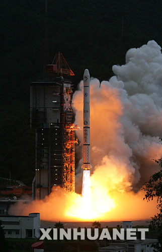 10月24日18时05分，搭载着我国首颗探月卫星嫦娥一号的长征三号甲运载火箭在西昌卫星发射中心三号塔架点火发射。 