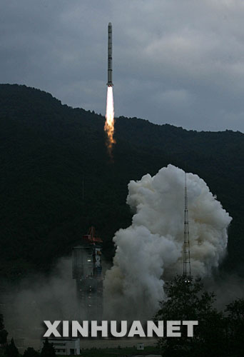 10月24日18时05分,搭载着我国首颗探月卫星嫦娥一号的长征三号甲运载火箭在西昌卫星发射中心三号塔架点火发射。