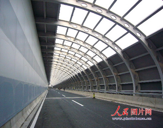 /enpproperty--> 俯瞰约千米长的半椭圆形隔音屏纵跨北京动物园上空,似一条银色的蛟龙显得格外壮观! 中国日报网环球在线消息:11月13日,一条长约千米的半椭圆形隔音屏南北向纵跨北京动物园上空,这是为了避免给动物带来噪音而精心设计的。它是京城第一条全封闭隔音屏道路,银灰色的空中通道似飞跃的蛟龙显得格外壮观! 漂亮的隔音屏内部景观 隔音屏外部景观 隔音屏入口景观 (来源:人民图片网 编辑:肖亭)