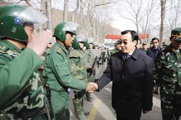 图文：张庆黎看望慰问一线官兵