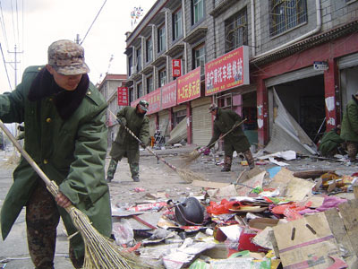 组图：武警清理拉萨街道