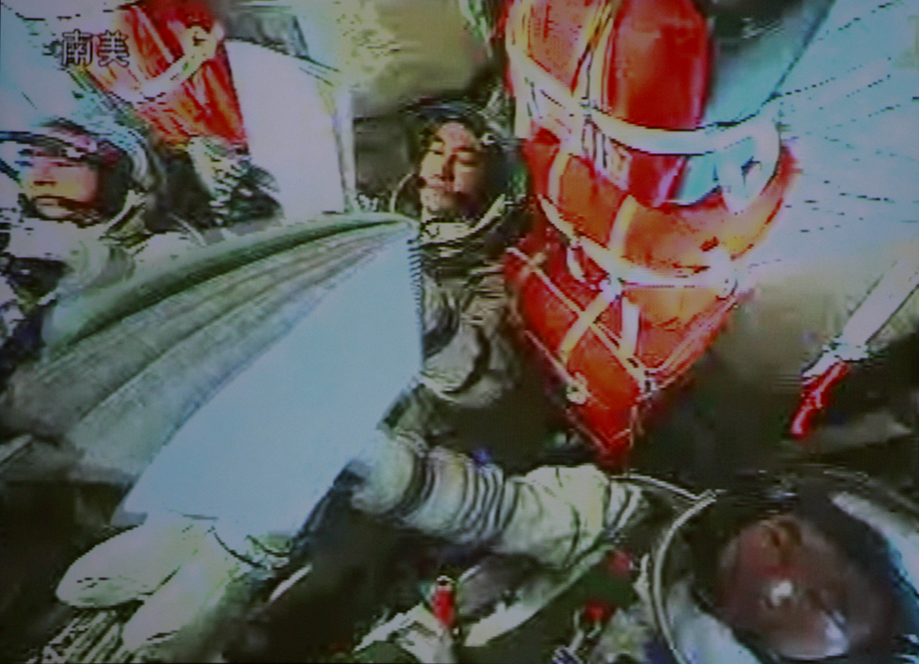 宇航员在神舟七号飞船上用笔记本演示失重状态