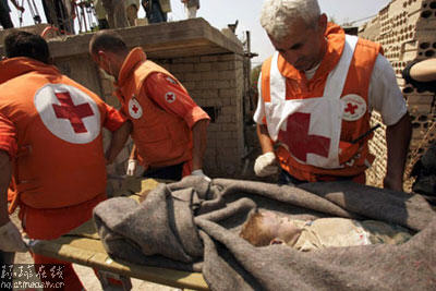 国际红十字会的救援人员运送尸体