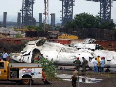 委内瑞拉载51人客机坠毁14人死33人伤