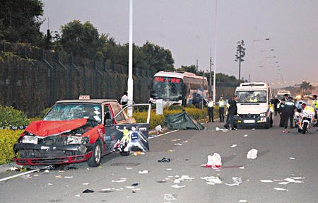 香港旅游大巴车祸酿1死11伤 为四年来最严重意