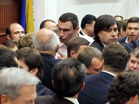 乌克兰议会又起肢体冲突 世界拳王竟被人打