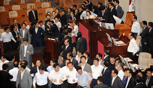 韩国议员大打出手 混乱中通过传媒法