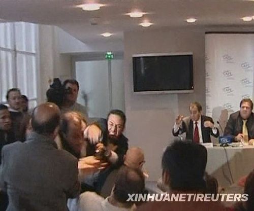 向布什扔鞋记者遭遇“被扔鞋” 自曝还想鞋袭奥巴马