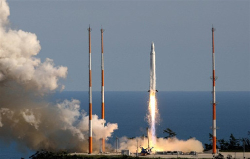 韩国首枚运载火箭发射升空 未进入目标轨道