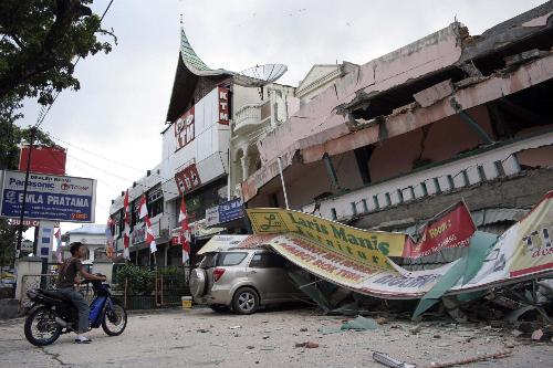 印尼苏门答腊岛遭强震重创 死伤数千