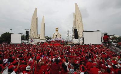1.5万余名“红衫军”集会要求弹劾总理