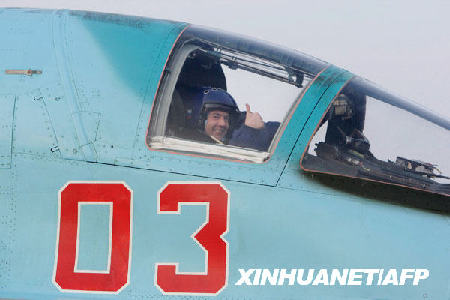 俄罗斯总统梅德韦杰夫亲身体验战机飞行