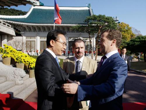 韩国总统李明博会见俄罗斯总统