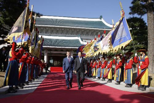 韩国总统李明博会见俄罗斯总统