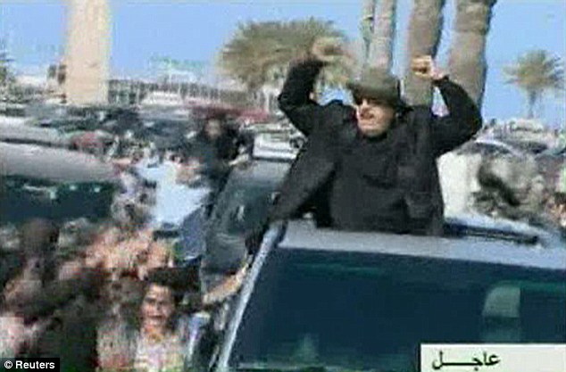卡扎菲坐敞篷车高调亮相 时机耐人寻味