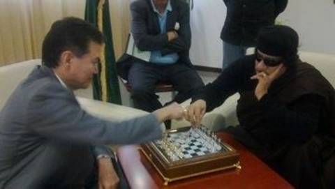 “闲敲棋子落灯花”