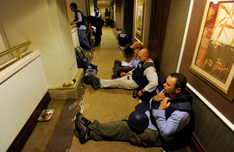 5名中国记者被困由利比亚政府军把守的酒店(图)