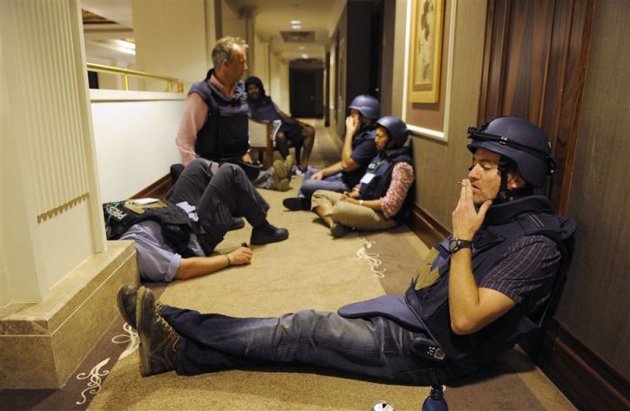 反对派巨额悬赏捉拿卡扎菲 被困酒店外国记者脱险