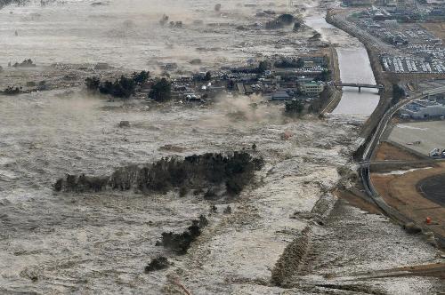 组图：日本宫城县发现二三百具尸体 海啸规模百年一遇