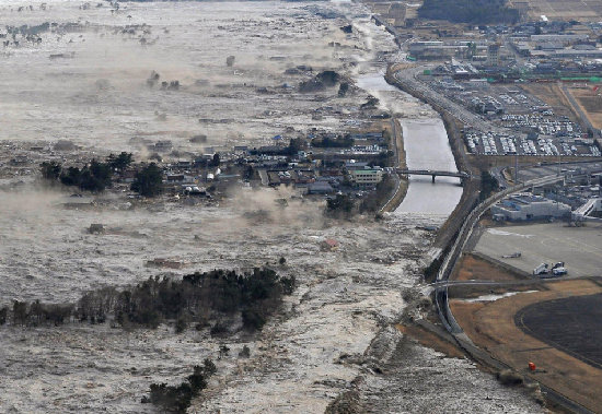 13英尺海啸冲击日本沿海地带
